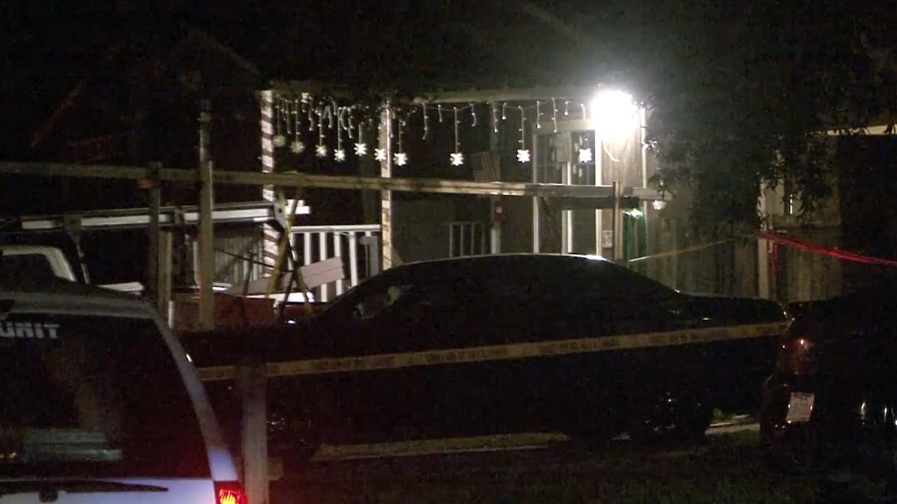 Al llegar a la casa la policía vio que la ventana trasera esta rota. Cuando el hermano regresó, entraron a la casa y descubrieron que el joven había sido baleado y estaba muerto en la escena.