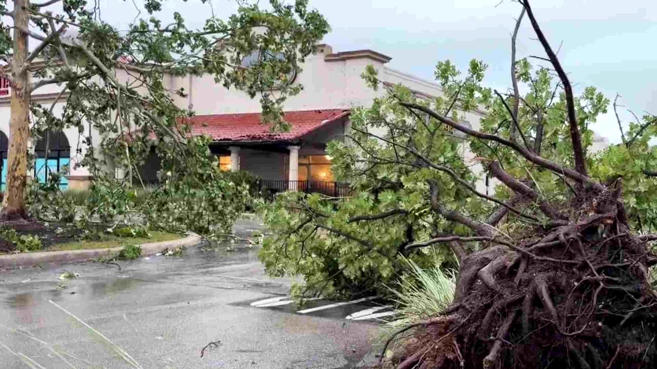 Daños estructurales, autos destruidos e inundaciones por tornado en el norte de San Antonio