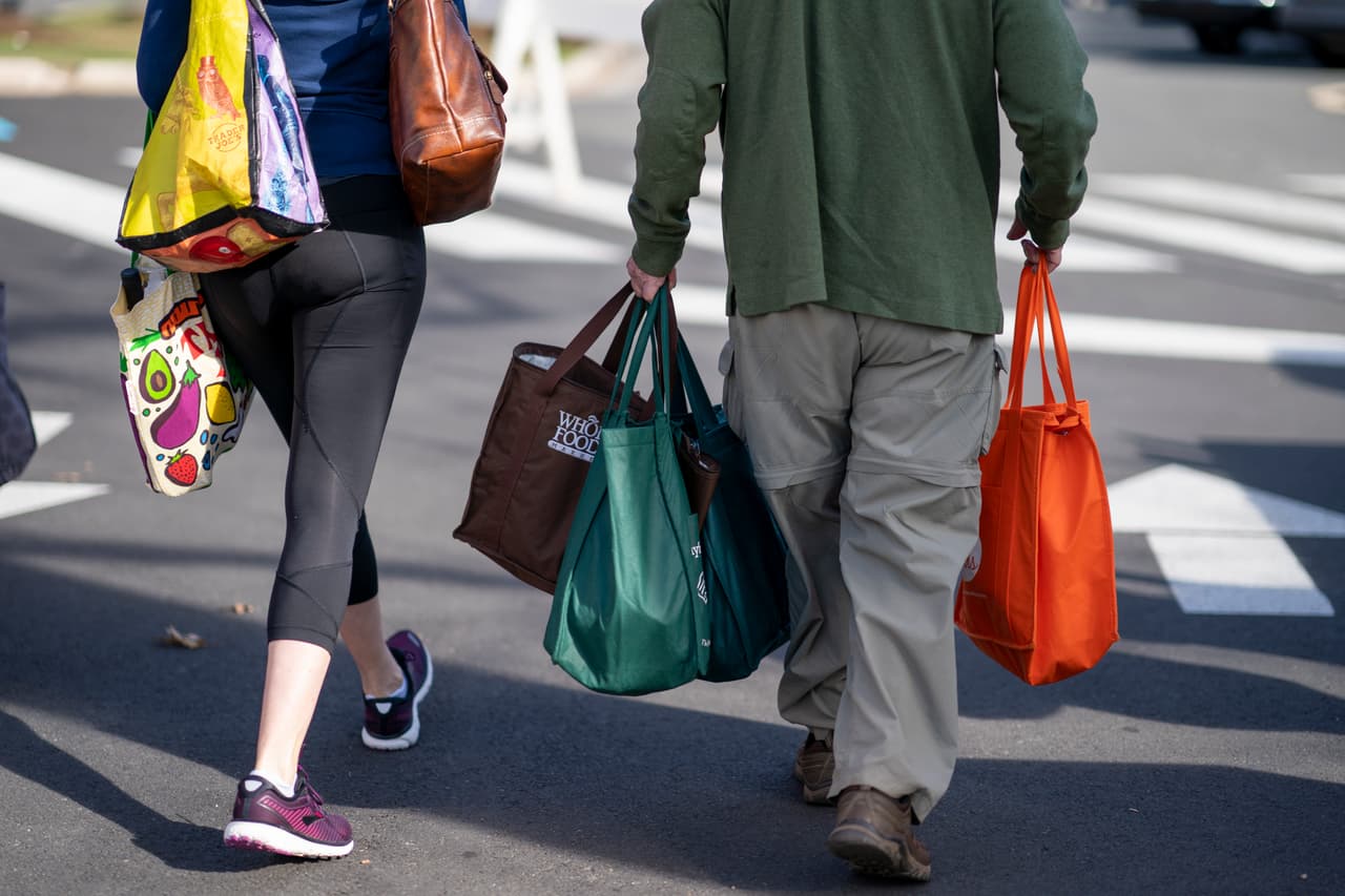 <b>Llevar sus propias bolsas para cargar los productos no solo ayuda limitar el contacto con objetos por múltiples personas</b>, sino también ayuda a reducir la cantidad de bolsas de plástico que se botan a la basura. (AP/J. Scott Applewhite)