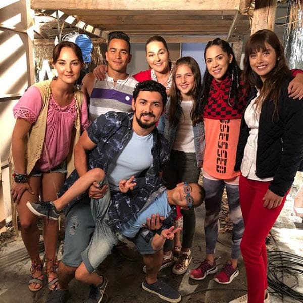 A su corta edad ha tenido muy buena maestra, pues Eugenia la llevaba a las grabaciones de la telenovela 'Hijas de la luna': "Visita súper especial al foro 'Hijas de la luna'", se lee en Instagram.