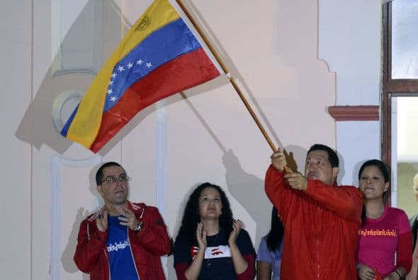 El presidente venezolano, de 58 años y desde 1999 en el poder, felicitó a la oposición y, sin mencionar directamente a su contrincante en las elecciones presidenciales, Henrique Capriles, le agradeció que haya reconocido "la verdad" de su victoria e invitó a sus adversarios al diálogo.