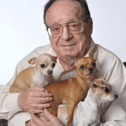 Florinda Meza recordó al actor con un par de fotografías en Twitter; una del actor con sus tres mascotas y otra desde el panteón donde se encuentran sus restos.