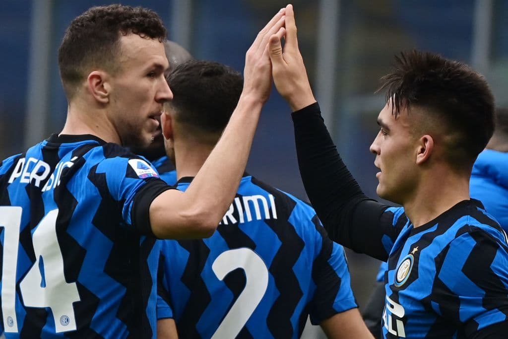 Lautaro Martínez (5’, 57’) salió ‘encendido’ y marcó los primeros dos tantos. Romelu Lukaku (66’) puso la cereza del pastel y anotó el tercero para los visitantes. En sus siguientes compromisos, Milan se medirá a Estrella Roja en la vuelta de dieciseisavos de Final de la Europa League a media semana; Inter recibirá al Genoa en la Serie A.