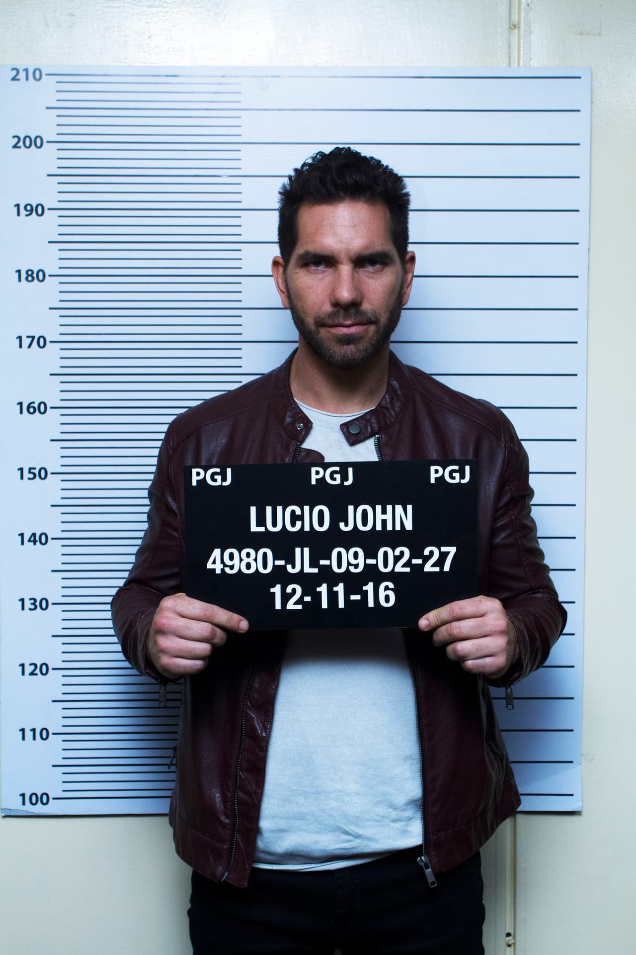 Tras una larga espera, Dave, Mónica y el capitán Garrido consiguieron su objetivo: John fue presentado oficialmente ante la policía federal. ¿Se quedará un buen tiempo tras las rejas?