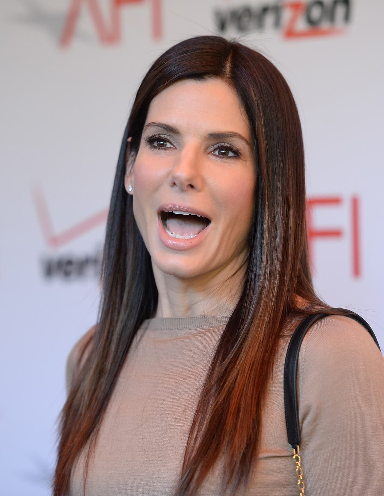 Fiel a su sentido del humor, Sandra Bullock respondió a 
<b>'Austin 360'</b> que la gente "no, no debería" mudarse a la capital texana.