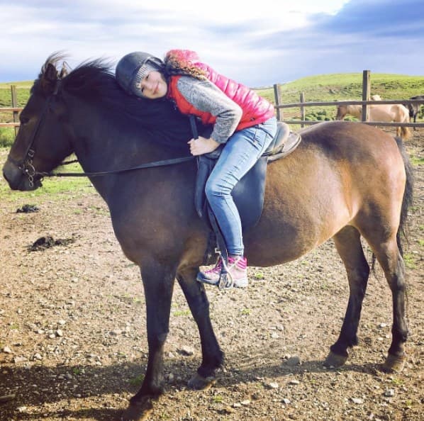Mía Rubín Legarreta, la hija mayor de Andrea Legarreta, quedó fascinada con los caballos islandeses.