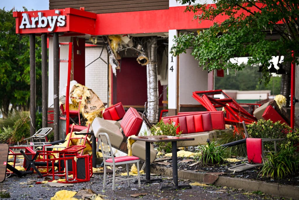 En el Arby's de Moncks Corner, la fuerza del viento estalló los vidrios y arrancó los sillones del restaurante, dejando algunos afuera de la estructura.