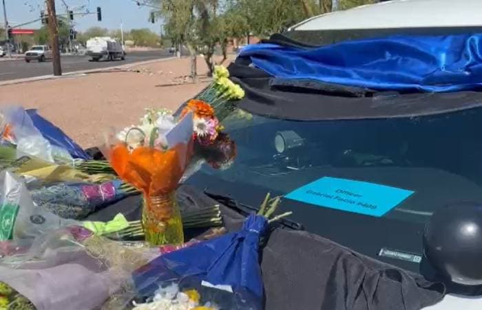 La patrulla del oficial Gabriel Facio se llenó de flores, en muestra del cariño de la comunidad.