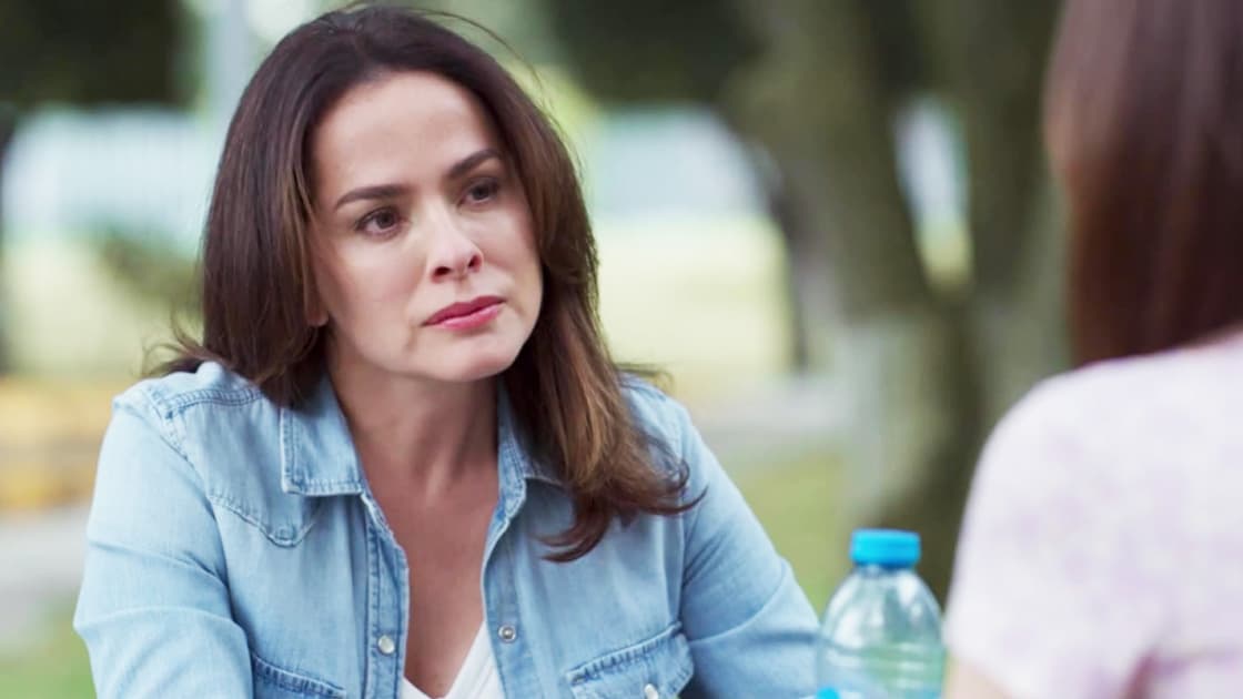 Rebeca recuerda su confrontación en la cárcel | Hermanas, Un amor Compartido | Capítulo 8