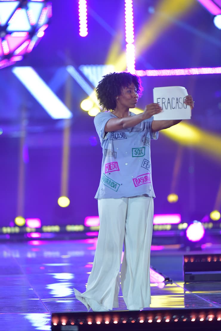 Después comenzó su proceso que incluyó aceptar su pelo y decirse a sí misma: '¿sabes qué? Yo tengo un pelo hermoso y rizos, ¿por qué tengo que estar atada a lo que una persona diga de mí?".