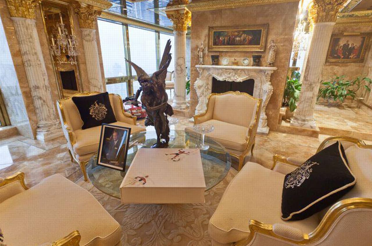 El departamento es actualmente el hogar de Donald Trump con su tercera esposa Melania y su hijo Barron, de 9 años. Sus otros hijos mayores también han sido fotografiados en el edificio luego de las elecciones, junto a políticos y empresarios que han visitado al magnate.