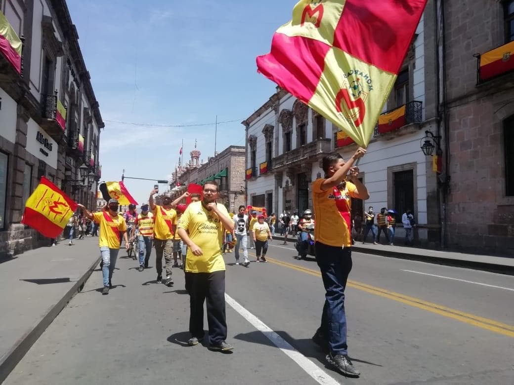 Entre porras, cantos y consignas de aliento para que el club no se mueva de la ciudad.