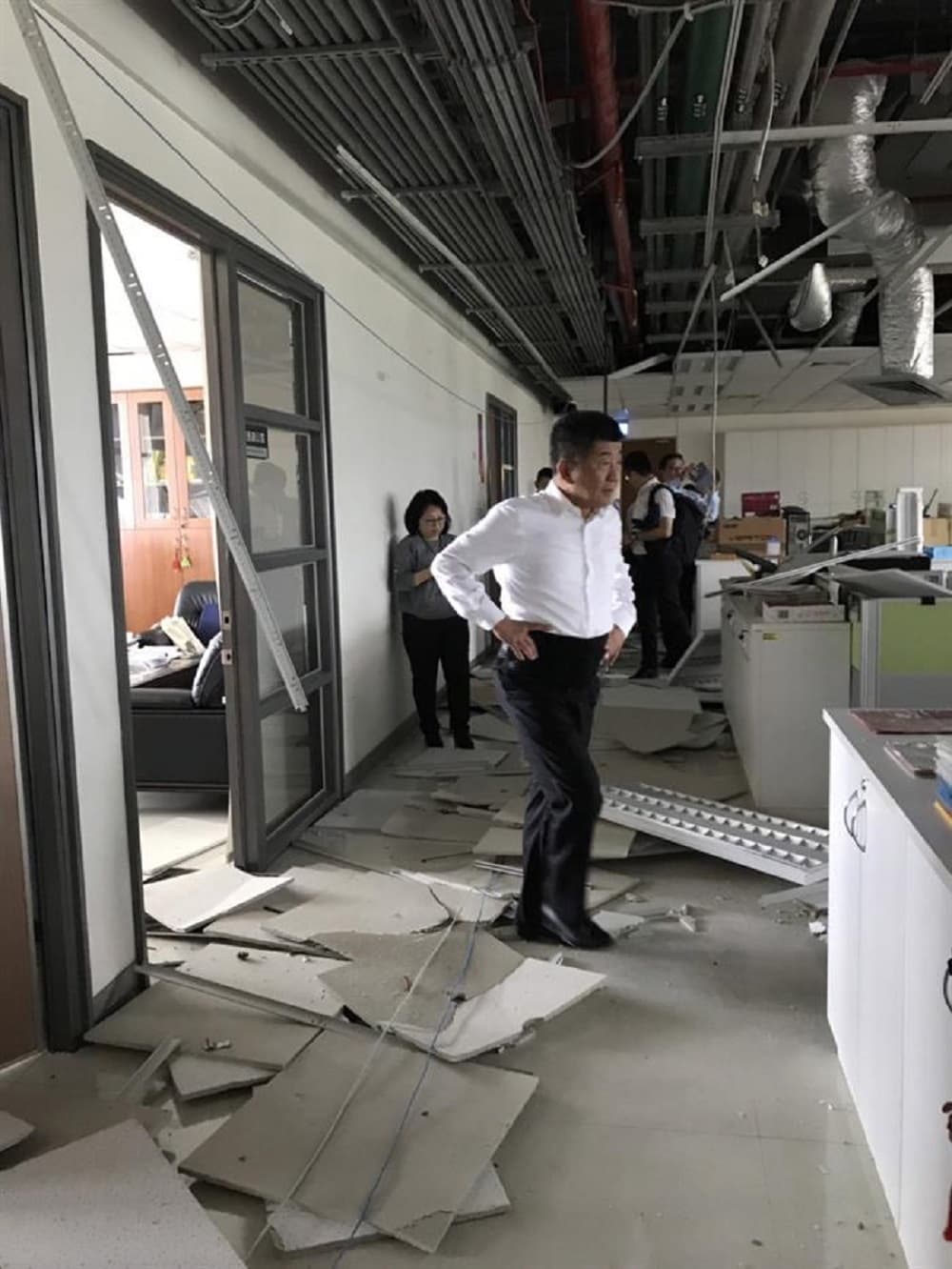 Al terremoto de 6.1 le siguieron tres réplicas de magnitud 4.1, 3.1 y 3.4 pasados 16, 31 y 45 minutos, respectivamente.