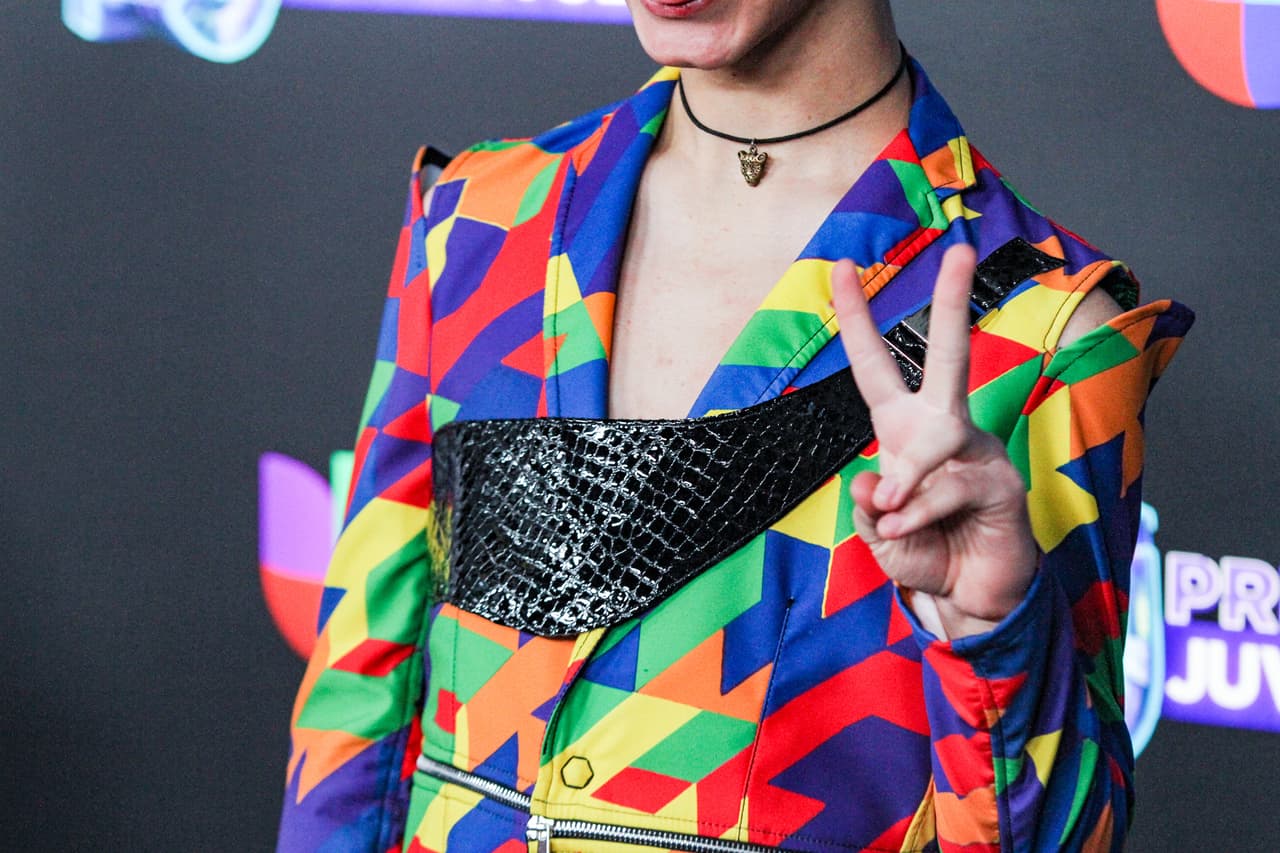 El conjunto de Joaquín incluyó los colores de la bandera LGBTTTIQ.