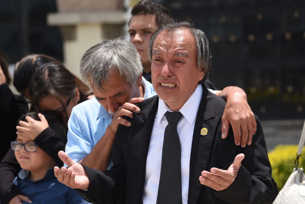 Otro de los familiares a la llegada de los ataúdes.