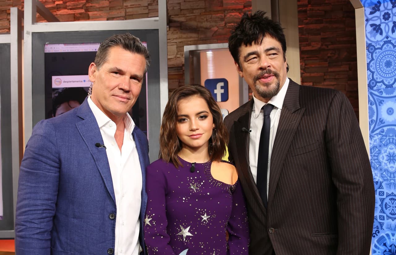 El actor llegó muy bien acompañado de los actores Isabela Moner y Josh Brolin.