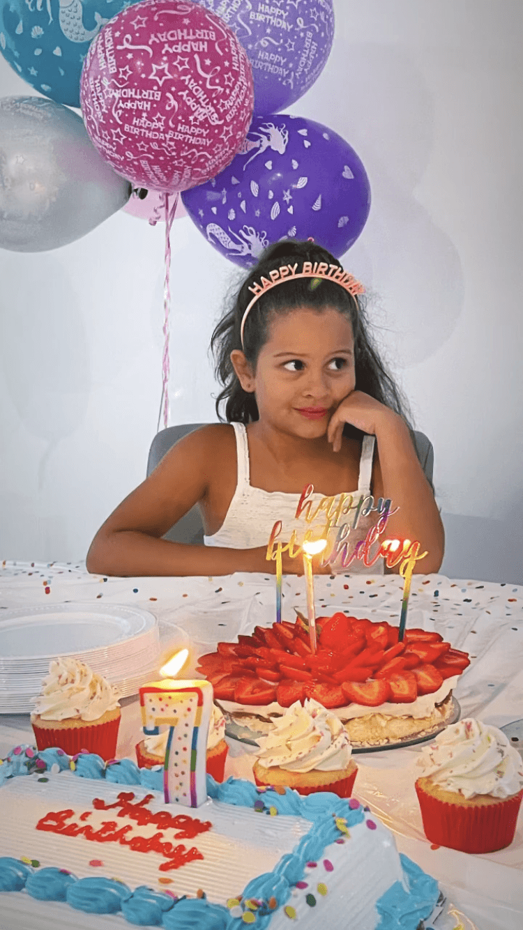 "Princesita mía" y "te amo infinito" fueron las enternecedoras frases que Chef Yisus le dedicó a Anabella. Y con este pastel y una velita con el número 7, el colaborador de Despierta América celebró una vuelta más al sol de la pequeña.