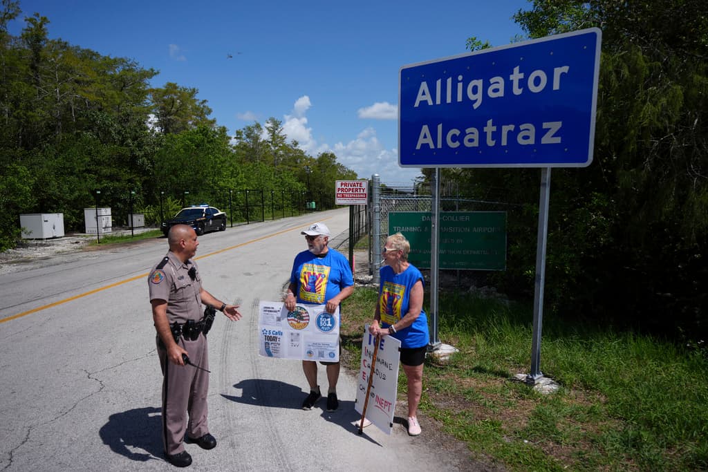 Alligator Alcatraz, un policía le pide a manifestantes en contra de ese centro que tengan cuidado con el tráfico.