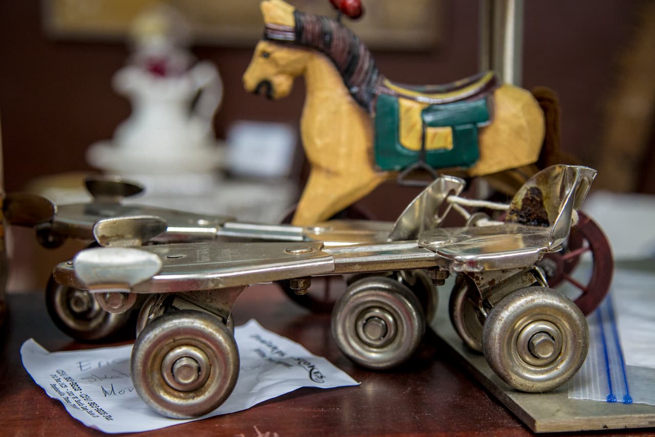 Juguetes en una tienda de antigüedades en Hico, Texas.