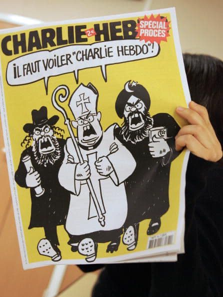 En esta imagen tomada el 6 de febrero de 2007 en París, se muestra una edición especial de Charlie Hebdo.