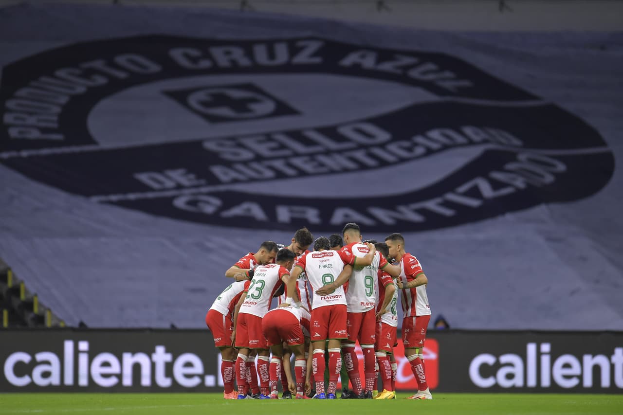 El equipo Necaxa reunido en el campo.