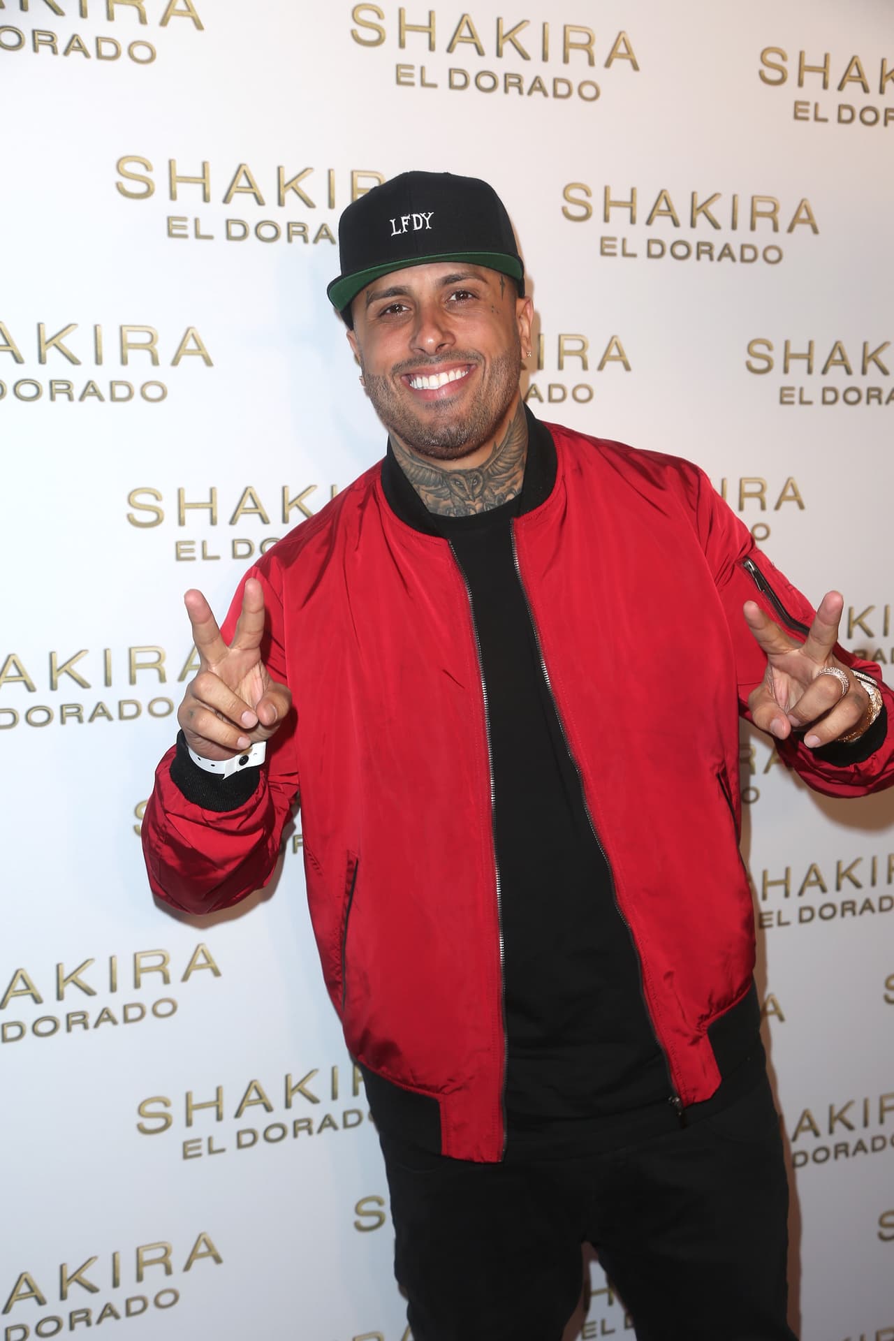 Nicky Jam llegó listo para subir al escenario a interpretar' Perro fiel' con Shakira, de quien se declaró un admirador total.