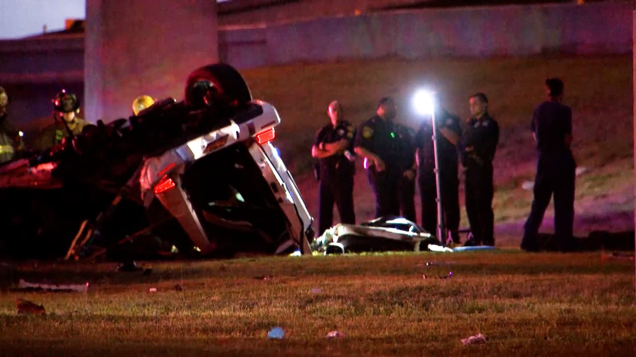 Un vehículo se vuelca en autopista y mueren dos personas. Esto se sabe