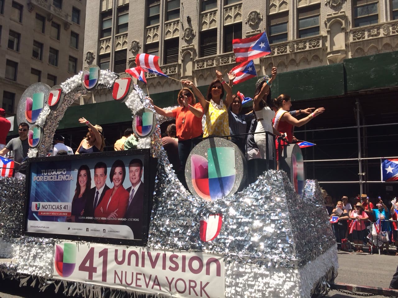 El equipo de Univision 41 se trasladó a la Quinta Avenida para formar parte de la edición 58 del Desfile Nacional Puertorriqueño en Nueva York, al cual también asistió el Gobernador de Puerto Rico Alejandro García Padilla. Un evento que sin duda ha puesto a gozar a los boricuas que se encuentran fuera de la isla.