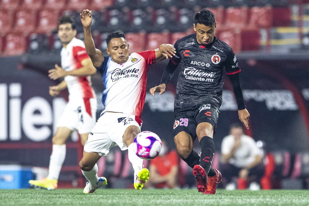 Chivas arranca con un poco más de posesión del balón y comienza a haber peligro en el área de Tijuana.