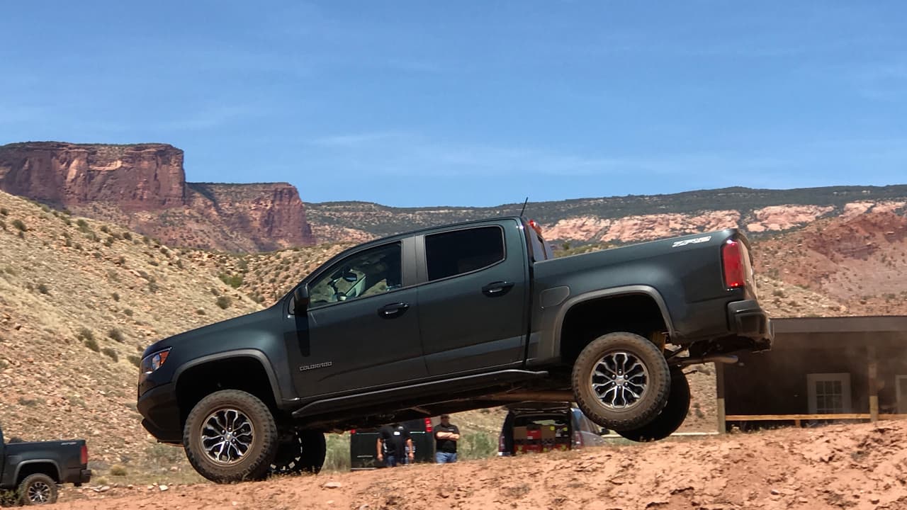 Esa sorprendente compostura se convierte en una ventaja en los aterrizajes fuertes, a los cuales la Colorado ZR2 responde como un jet de pasajeros.