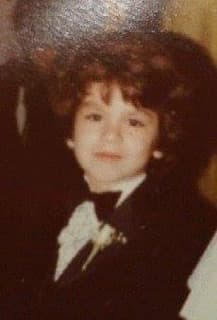 Este guapo locutor tenía cara de travieso desde chiquito.