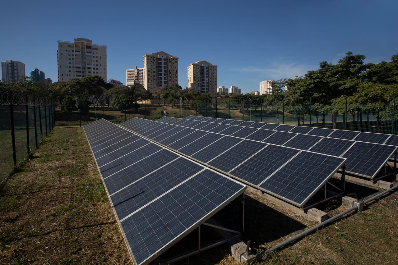 <b>Puesto 14. Brasil</b>
<br>
<br>Total de la producción mundial: 1.1%.
<br>
<br>Capacidad instalada: 7,881 megavatios.
<br>
<br>Vatios por habitante: 22.
<br>
<br>Desde 2010, el costo de la energía solar ha experimentado una disminución del 85%, explica la investigación.
<br>