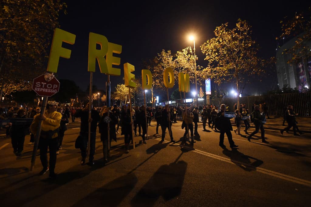 De forma pacífica, los catalanes se manifestaron con pancartas, balones y cantos al ritmo de 'Spain, sit and talk'.