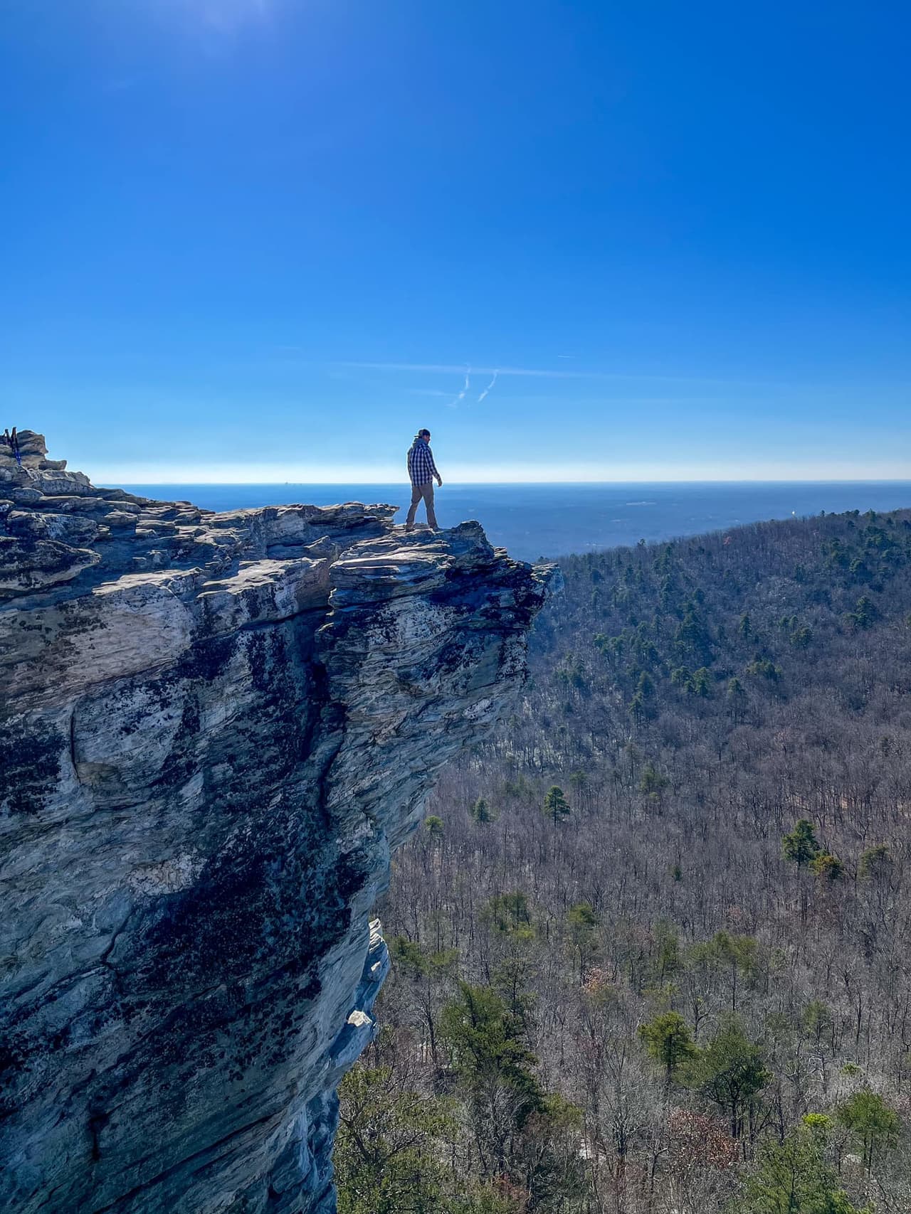 <b>Hanging Rock State Park (Danbury)</b>
<br>
<b>Sitio web</b>: 
<a href="https://www.ncparks.gov/state-parks/hanging-rock-state-park">https://www.ncparks.gov/state-parks/hanging-rock-state-park</a> 
<br>
<b><a href="https://maps.app.goo.gl/vGfgX4u9FSGapEW27">Cómo llegar</a> </b>
<br>
<br>
<b><a href="https://www.univision.com/local/north-carolina-wuvc/vistas-espectaculares-carolina-del-norte-fotos">Hanging Rock</a></b> ofrece una caminata corta con una recompensa espectacular.