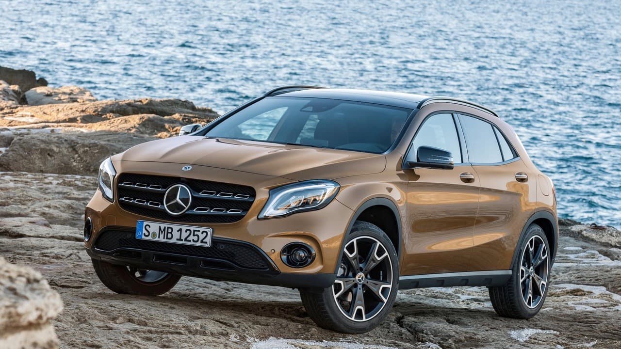 <b>Primer lugar: Mercedes-Benz GLA</b>
<br>
<br>Solo el 
<b>45% </b>de los propietarios de la crossover compacta de Mercedes-Benz volverían a comprarla, lo que la convierte en 
<b>el modelo más rechazado por sus dueños</b> en Estados Unidos. Sus dueños la consideraron como una
<b> inversión terrible</b> y se mostraron decepcionados por su incapacidad de cumplir con las expectativas de lujo que despierta un vehículo que viste los emblemas de Mercedes-Benz.
<br>
<br>
<b>Nuestra opinión</b>: Aunque una aprobación del 45% es aún 7 puntos más alta que la del presidente Trump, es aún inaceptable para un vehículo de Mercedes-Benz. Esto es especialmente cierto para un carro tan atractivo visualmente como la GLA, lo que hace que la decepción sea más dolorosa aún.