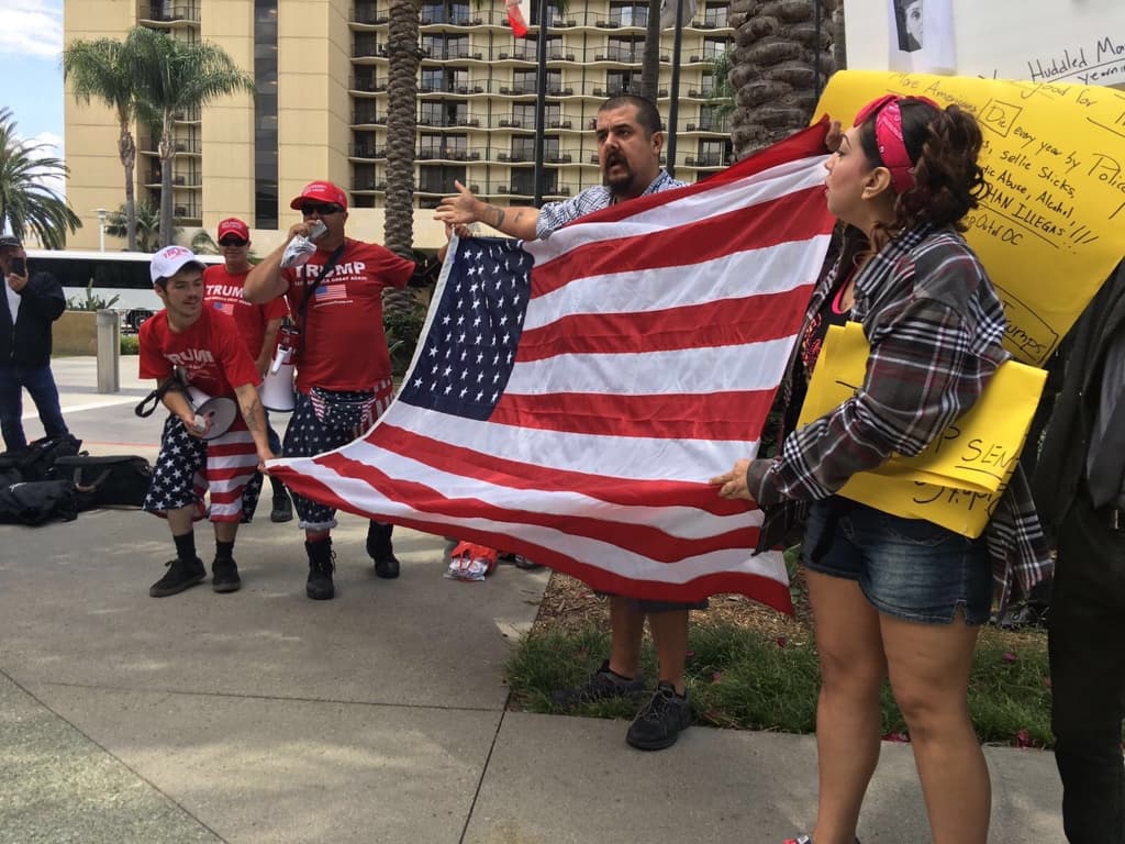 La bandera de EEUU une a manifestantes pro y anti-Trump en California