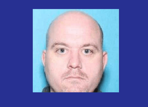 Empleado de escuela secundaria acusado de 10 cargos de explotación sexual se entrega a las autoridades pero sale bajo fianza.