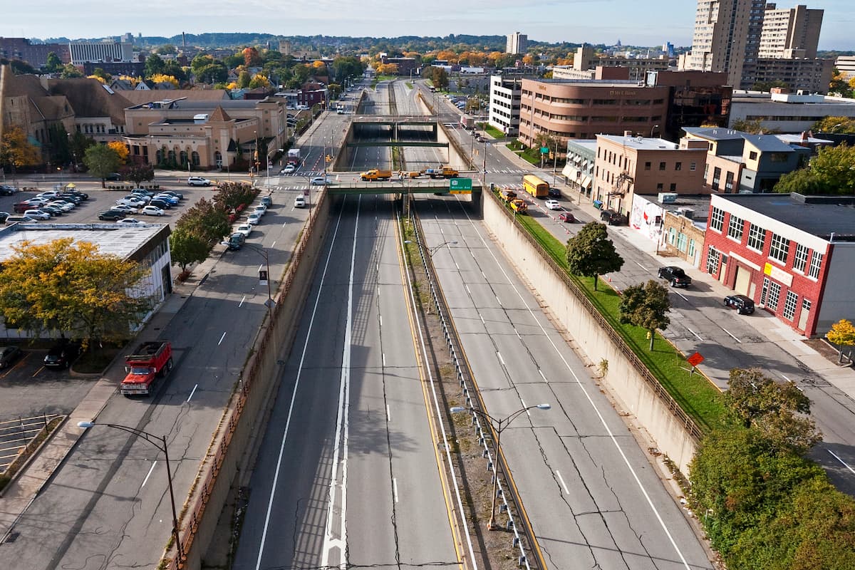 El Inner Loop en Rochester, estado de Nueva York. Su construcción motivó la decaída del centro de la ciudad, ya que lo encapsuló.