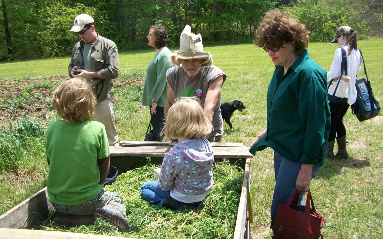 La granja Turtle Run, en Saxapahaw (
<a href="https://www.flickr.com/photos/acrider/4552685928/in/photolist-i9XJf2-bCgHjb-bAocDN-o5LkjP-nNgJ9L-5i4nth-5hZ2tn-fgohzS-mTCMM-7WiHxN-jDdggg-7WiHpW-nzRvdU-nzRoZH-7WiGUY-nzScpK-7WfrGr-jDddtn-nzRHUY-7WiGB1-7WfqJi-7WiHaq-jDfnvf-7WfsZr-7WiJa1-7Wfq8M-7WiGM9-eyFS44-7WiJRd-7WiK8b-c1XsNd-mTCML-nSd1ny-7Wfrpi-nzRwKS-nQiz8j-jDdfFZ-7WfsKt-7WiHPU-7WiJBo-7WiJkJ-7WiJtW-nSgEDu-jDdhgc-jDgiMU-nScZjm-7WiJJY-dFUmQU-8xXXN8-cXJhv9" target="_blank">Anthony Crider/Flickr</a>).