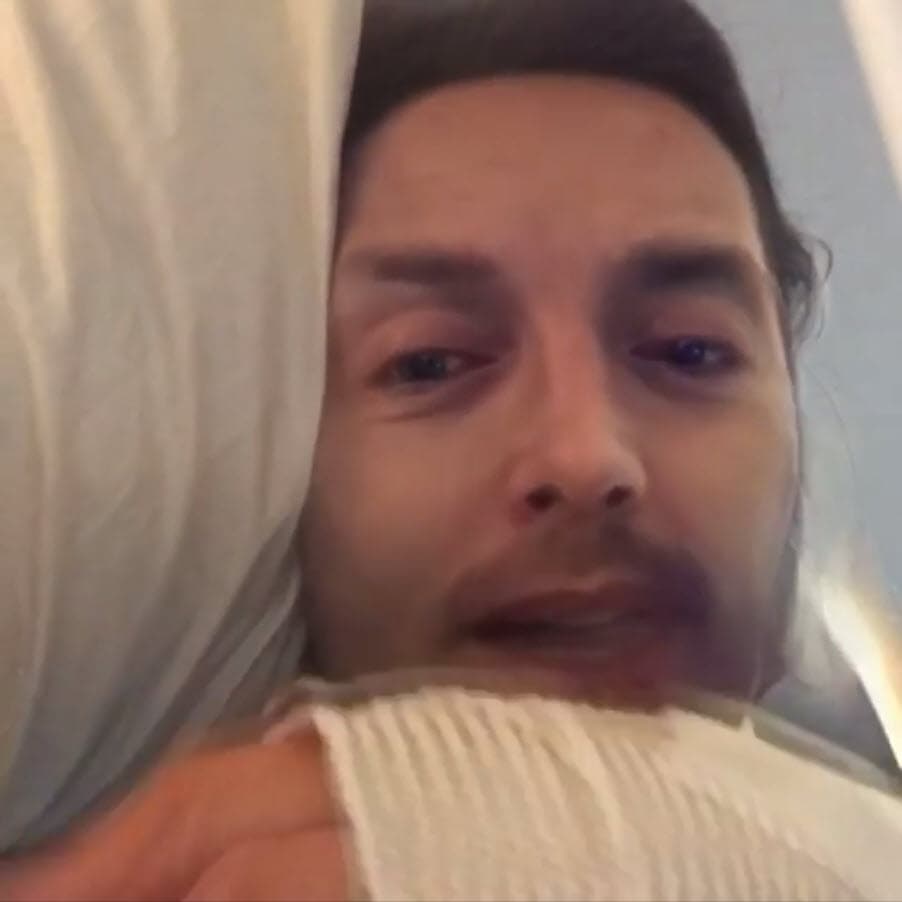 A través de un video, que realizó con ayuda de un filtro, explicó que había aprovechado la cirugía para cambiar de sexo: "Y ahora soy hombre", dijo mientras lucía con la ceja espesa y barba en su rostro.