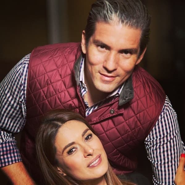 La pareja luce radiante.