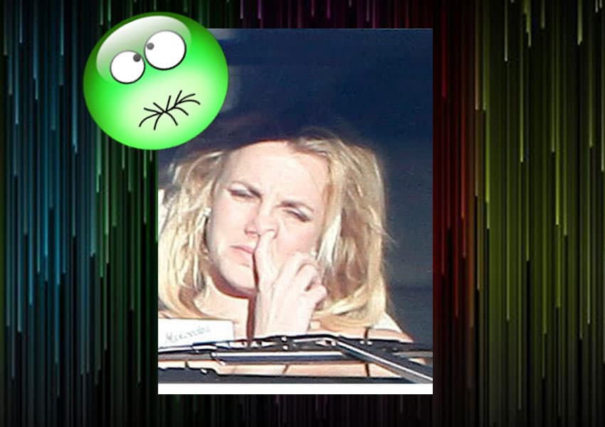 ¡Fuchi Britney! A la 'Princesa del Pop' se le atoró un cacahuate en la nariz, o algo le picó. ¡Qué modales son esos!