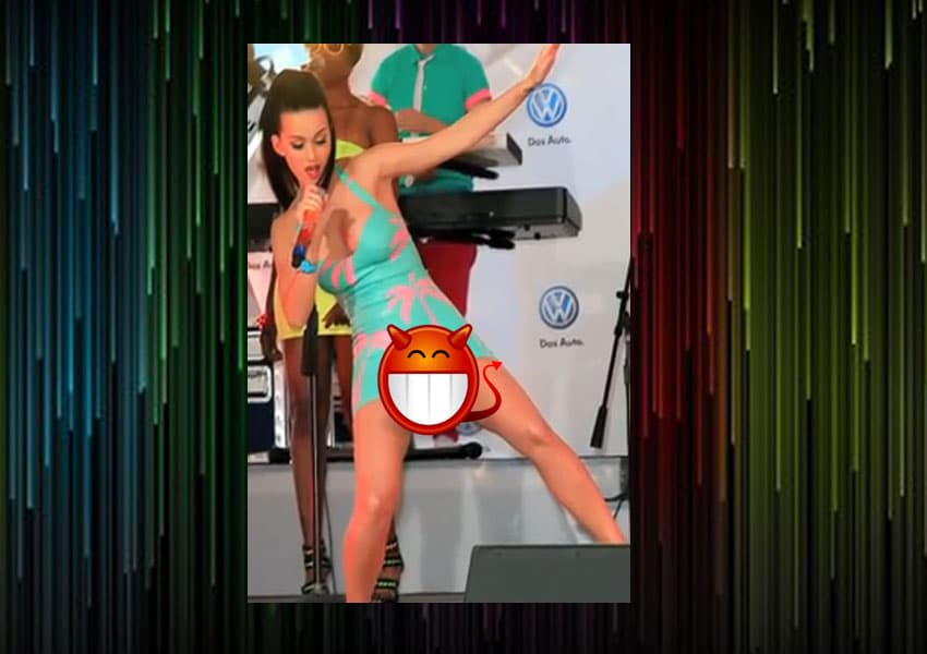 ¡Cuidado guapa! Además de que casi pierde el estilo al caerse en pleno escenario, de paso enseñó el color de su ropa interior.