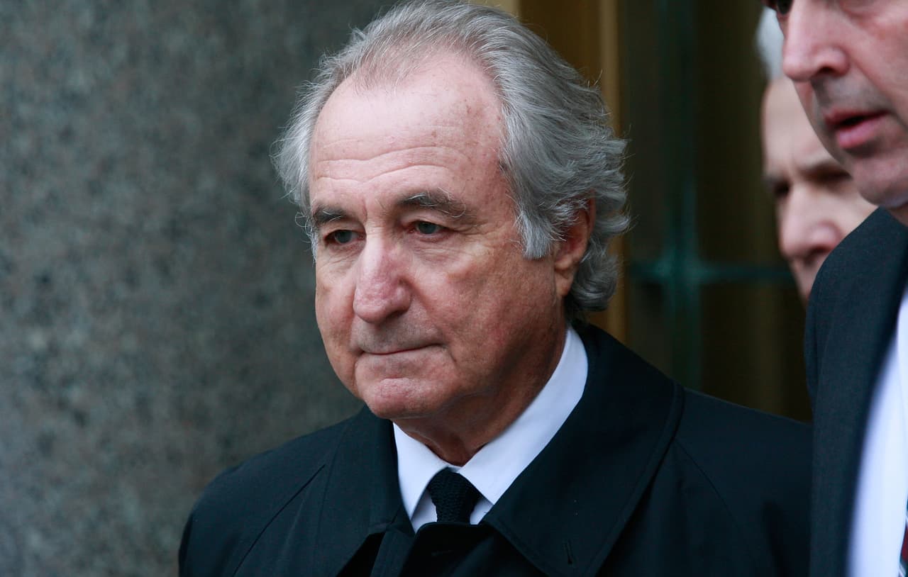 <h2 class="cms-H2-H2">2. Bernie Madoff</h2>
<br>
<br>El nombre de Madoff ha entrado a la historia como el apellido de la persona que ejecutó la mayor estafa piramidal en la historia, defraudando un estimado de $17,500 millones de dólares a sus inversionistas. 
<br>
<br>Tras un largo proceso, algunos de los defraudados han logrado recuperar 13,000 millones. Madoff fue condenado a 150 años de cárcel y 
<a href="https://www.univision.com/noticias/estados-unidos/muere-bernie-madoff">murió en abril de 2021 por causas naturales</a>, según las autoridades penitenciarias.