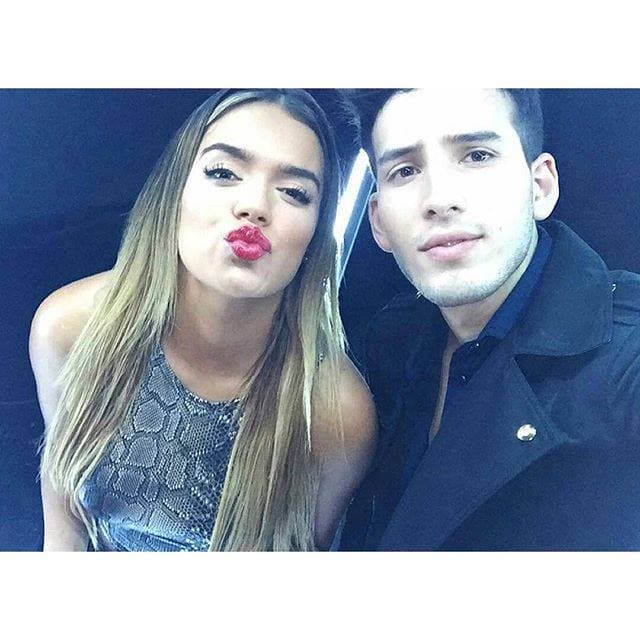 Sebastián Yatra, un colombiano que también está triunfando en la música, junto a Karol.