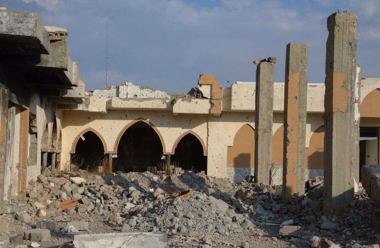 Trump y el vicepresidente Pence comentaron que la supervisión exhaustiva al líder de Estado Islámico llevaba dos semanas y que hubo "dos o tres" intentos fallidos para ubicarlo. Una fotografía tomada el 27 de octubre de 2019 muestra un edificio destruido en la ciudad vieja de Mosul, la antigua base de Estado Islámico en el norte de Irak.