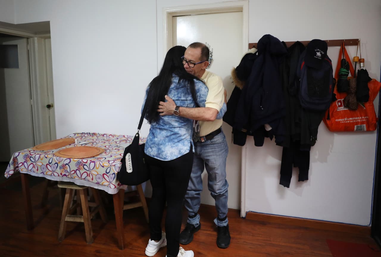 Tarre se despide de su esposa, Dingle González, antes de salir a repartir paquetes en bicicleta. Ella encontró trabajo en un restaurante pero ocasionalmente hace algunas horas en
<i>Rappi</i>, en su tiempo libre. Según Romero, no es raro que varios miembros del mismo hogar trabajen en la aplicación.
<b>"Aquí es muy difícil conseguir empleo en el campo en el que uno está formado",</b> aseguró.