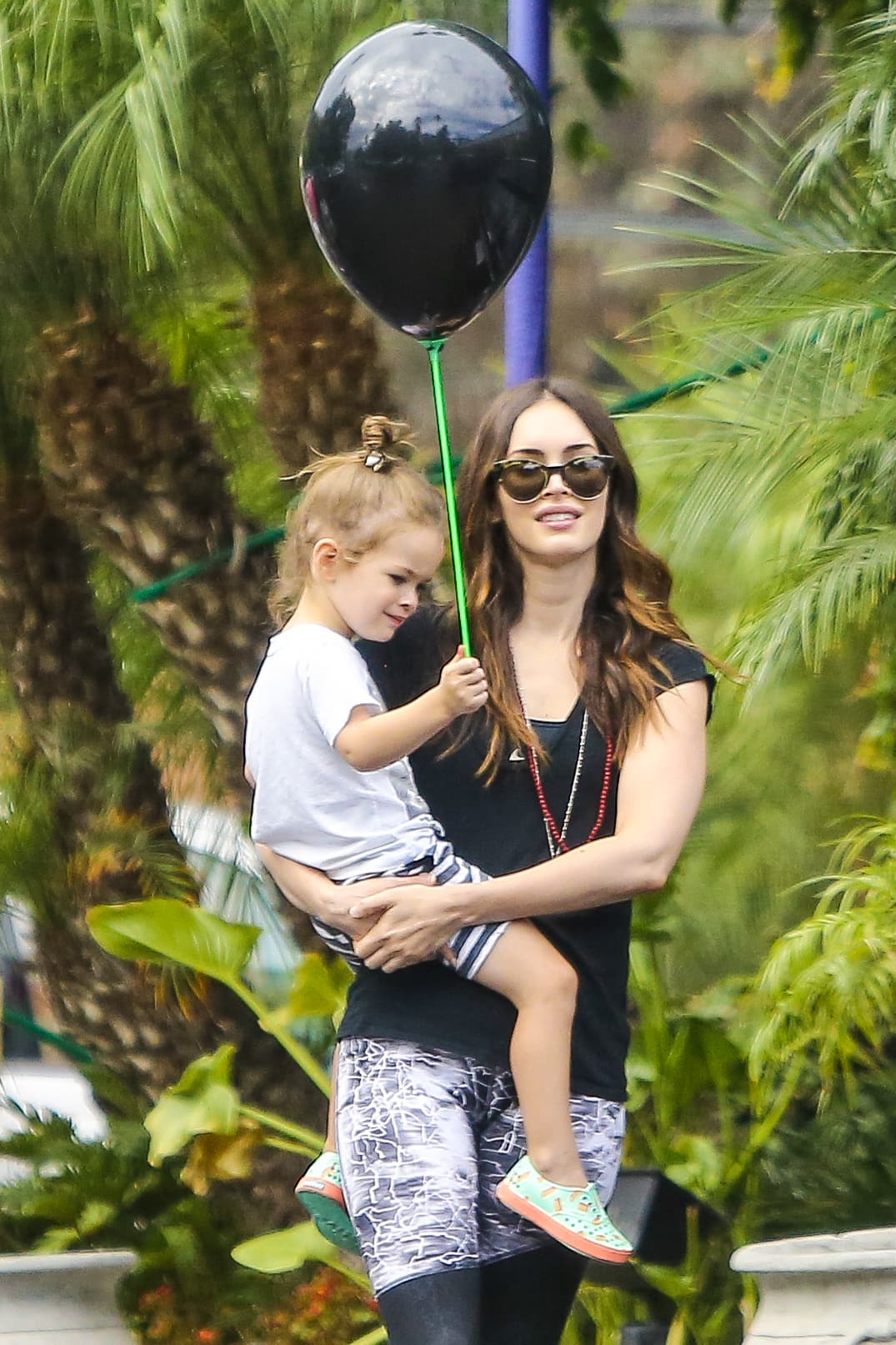 Les compraron unos globitos.