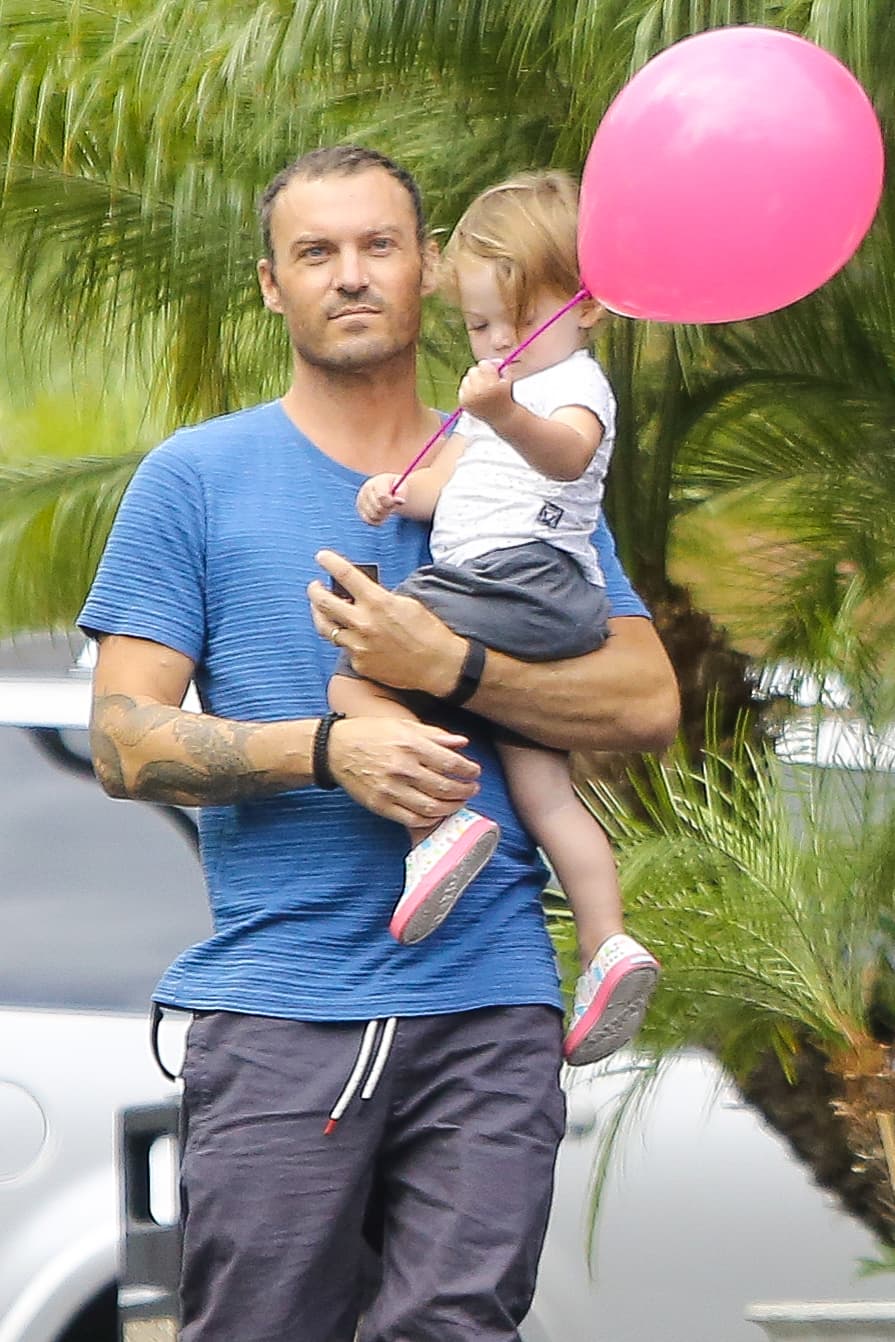 Green sigue usando su argolla de casado.