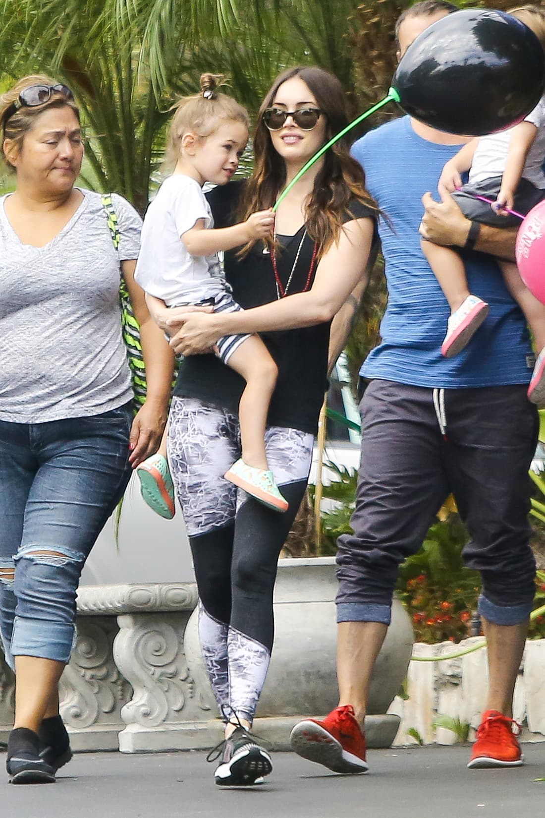 Muy casuales paseando por un parque.